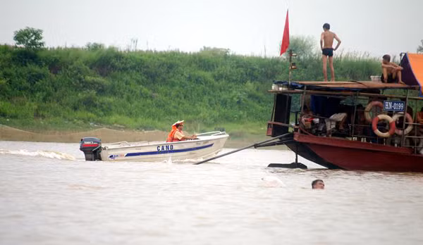 Lực lượng chức năng cũng có mặt để nhắc nhở