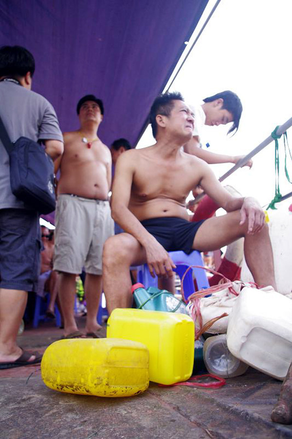 Những đồ nghề đơn giản được các "kính ngư" sông Hồng sử dụng để tham gia cuộc thi bơi trên sông Hồng Những đồ nghề đơn giản được các "kính ngư" sông Hồng sử dụng để tham gia cuộc thi bơi trên sông Hồng