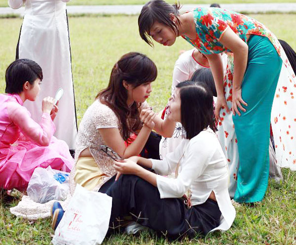 Tranh thủ make up lại trước khi pose ảnh Tranh thủ make up lại trước khi pose ảnh