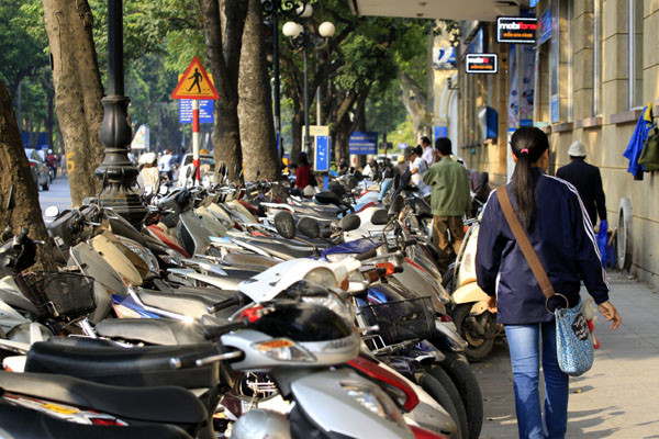 Xe được xếp rất ngay ngắn trên... vỉa hè và người đi bộ cũng phải đi "ngay ngắn" mới lọt qua được