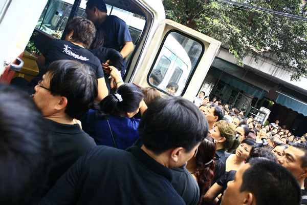 Người thân 2 cháu nghẹn ngào trong giây phút biệt ly Người thân 2 cháu nghẹn ngào trong giây phút biệt ly