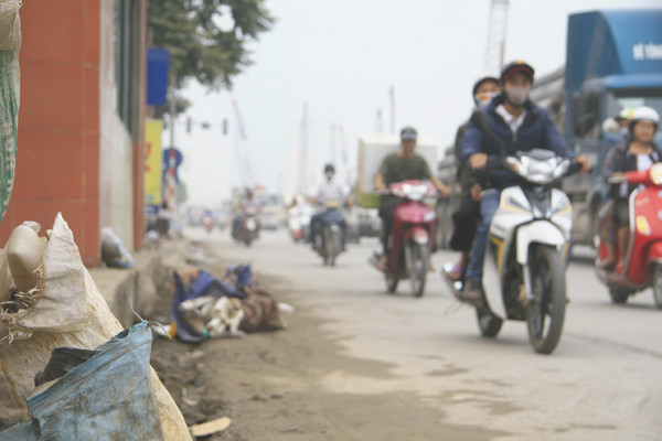 Không chỉ thế, trên tuyến đường này nhiều đoạn còn là nơi tập kết của rác thải do các hộ dân ven đường vứt ra Không chỉ thế, trên tuyến đường này nhiều đoạn còn là nơi tập kết của rác thải do các hộ dân ven đường vứt ra