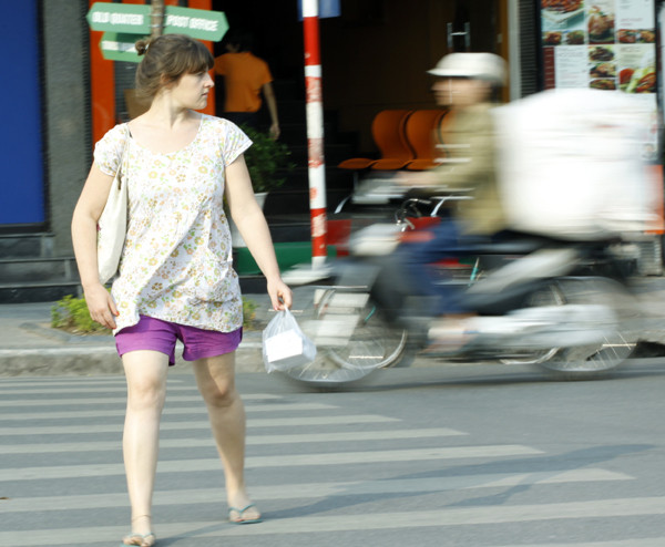 Hoặc "dò dẫm" từng bước như thế này và mắt không ngừng quan sát Hoặc "dò dẫm" từng bước như thế này và mắt không ngừng quan sát