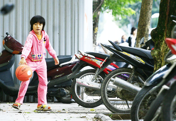 Ngay đến những cháu bé muốn chơi trên vỉa hè cũng không còn chỗ trống