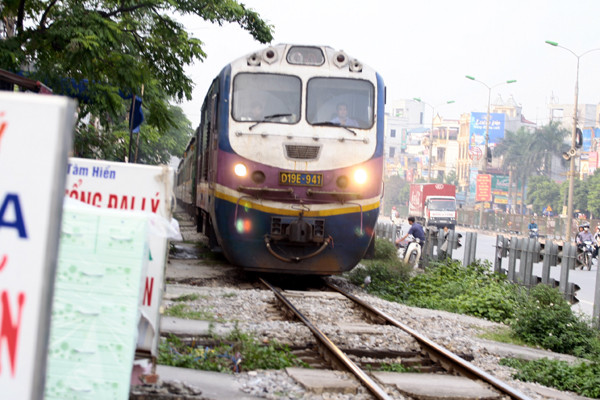 Những biển hiệu được bày sát ra đường ray tuyến đường sắt Bắc - Nam rất nguy hiểm Những biển hiệu được bày sát ra đường ray tuyến đường sắt Bắc - Nam rất nguy hiểm