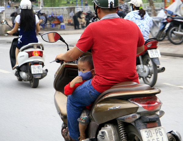 Bố trông trước, con ngó sau canh chừng công an !