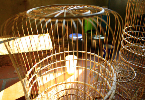 Theo lời người làng Vác, làm lồng không khó ở công đoạn vót nan, mà khó ở tay nghề tinh xảo chạm đường viền cho các vanh lồng. Theo lời người làng Vác, làm lồng không khó ở công đoạn vót nan, mà khó ở tay nghề tinh xảo chạm đường viền cho các vanh lồng.