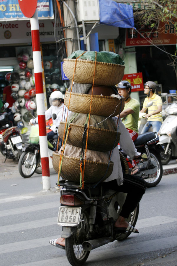 Tay chân cùng... múa