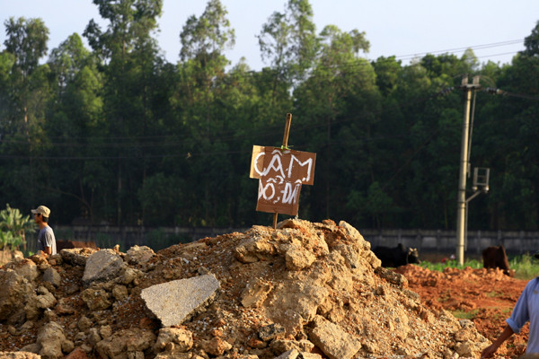 Đổ chán mới có biển cấm đúng thật là "mất bò mới lo làm chuồng" Đổ chán mới có biển cấm đúng thật là "mất bò mới lo làm chuồng"