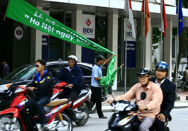 Rác cũ chưa dẹp, rác mới lại đè lên