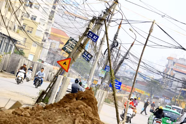 Những chiếc cột điện ở phố Trung Kính mắc võng với dây cáp ngả nghiêng khiến ai đi qua cũng phải phát hoảng Những chiếc cột điện ở phố Trung Kính mắc võng với dây cáp ngả nghiêng khiến ai đi qua cũng phải phát hoảng