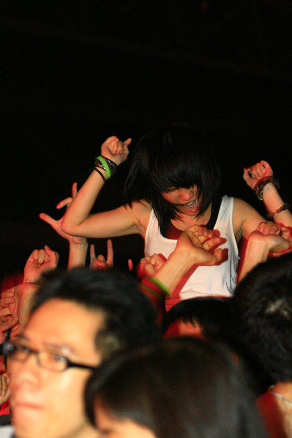 Bên dưới sân khấu fan hâm mộ vẫn lắc lư không ngừng theo những giai điệu được các ban nhạc Rock nổi tiếng của Việt Nam trình diễn Bên dưới sân khấu fan hâm mộ vẫn lắc lư không ngừng theo những giai điệu được các ban nhạc Rock nổi tiếng của Việt Nam trình diễn