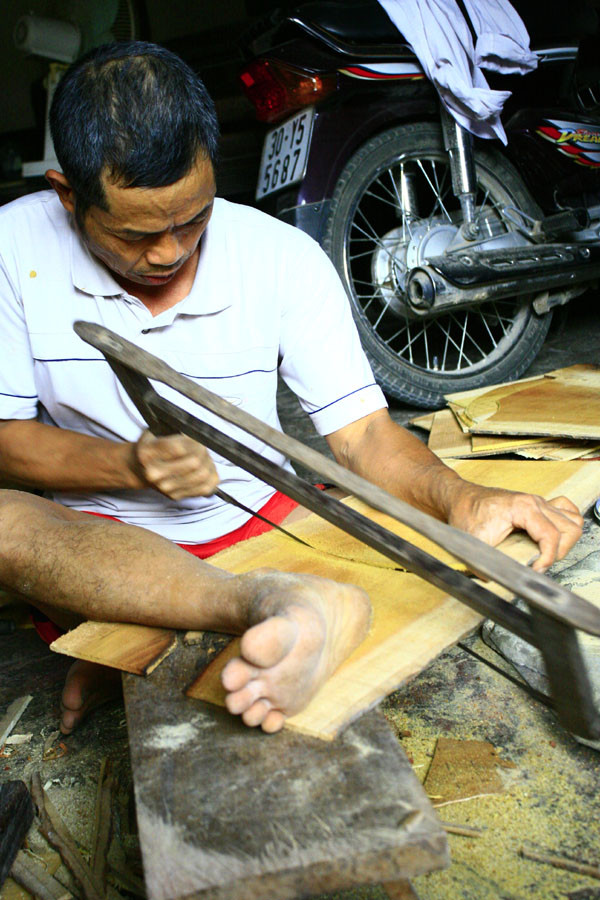 Công đoạn làm đế lồng chim nhìn đơn giản nhưng sự thực không phải như vậy. Nếu cưa không khéo sẽ bị lẹm và hỏng hoàn toàn. Công đoạn làm đế lồng chim nhìn đơn giản nhưng sự thực không phải như vậy. Nếu cưa không khéo sẽ bị lẹm và hỏng hoàn toàn.