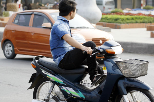 Chưa hiểu anh chàng này nghĩ gì khi "bỏ quên" phanh, quay mặt theo hướng khác thế này