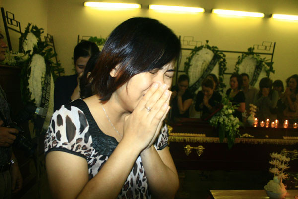 Tiếng người thân khóc càng làm đắng lòng người đến dự: “Ôi hai cháu ơi, sao các cháu lại bỏ bà, bỏ bố mẹ các cháu mà đi…”. Tiếng người thân khóc càng làm đắng lòng người đến dự: “Ôi hai cháu ơi, sao các cháu lại bỏ bà, bỏ bố mẹ các cháu mà đi…”.