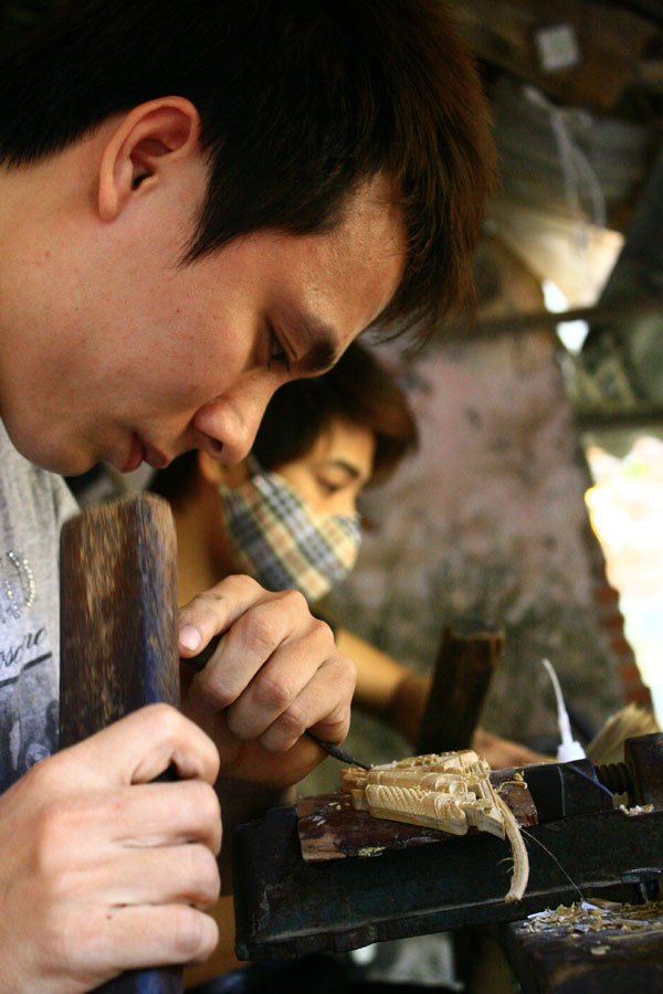 Thế hệ thợ trẻ của làng Vác đang thay thế đần tầng lớp đứng tuổi Thế hệ thợ trẻ của làng Vác đang thay thế đần tầng lớp đứng tuổi