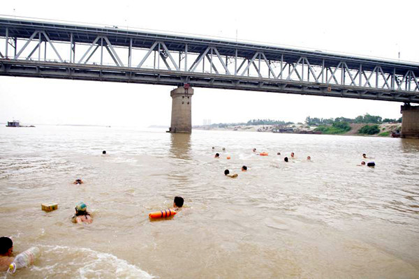 Nhiều kình ngư cũng... biết sợ, cầm theo phao cho chắc. Nhiều kình ngư cũng... biết sợ, cầm theo phao cho chắc.