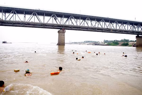 Nhiều kình ngư cũng... biết sợ, cầm theo phao cho chắc.