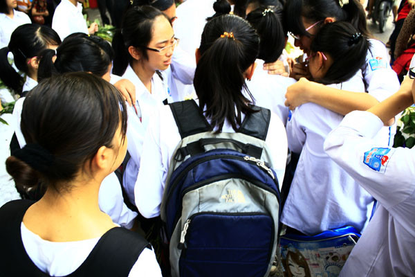 Hàng trăm học sinh cùng lớp, cùng khoá với cháu Tâm mặc đồng phục học sinh đến để tiễn bạn. Chứng kiến bạn học và em trong quan tài, các em học sinh ôm nhau bật khóc nức nở. Hàng trăm học sinh cùng lớp, cùng khoá với cháu Tâm mặc đồng phục học sinh đến để tiễn bạn. Chứng kiến bạn học và em trong quan tài, các em học sinh ôm nhau bật khóc nức nở.