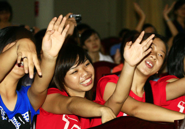 Mỗi cổ động viên có cách thể hiện rất khác nhau để ủng hộ cho đội của mình trên sân khấu Mỗi cổ động viên có cách thể hiện rất khác nhau để ủng hộ cho đội của mình trên sân khấu