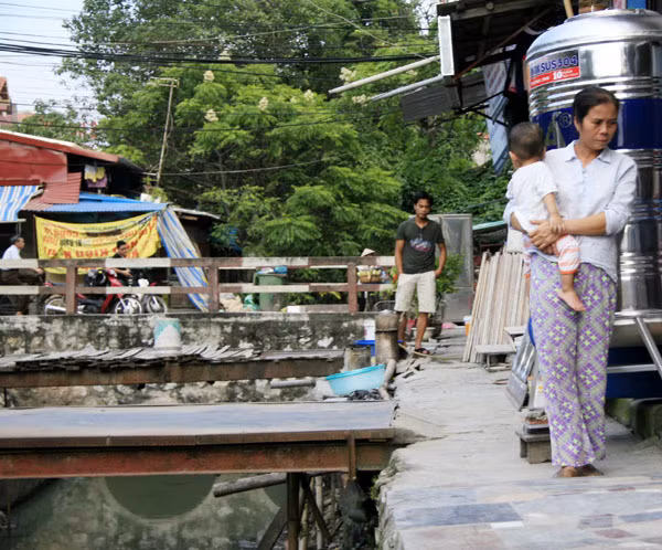 "Bờ" giữa nhà và mương nước đen chưa đầy 1m rất nguy hiểm