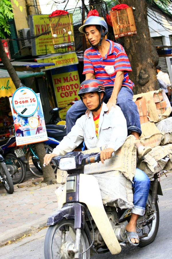 Xe đặc chủng chở gạch và người