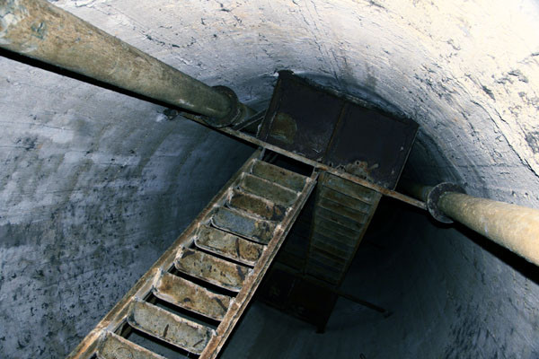 Các cọc sắt đã mục ruỗng hết Các cọc sắt đã mục ruỗng hết