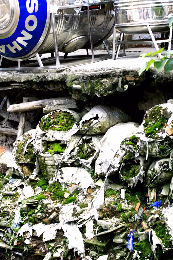 Nhìn những hình ảnh hẳn ai cũng đủ hiểu con mương này đã bị "treo" cải tạo bao nhiêu lâu