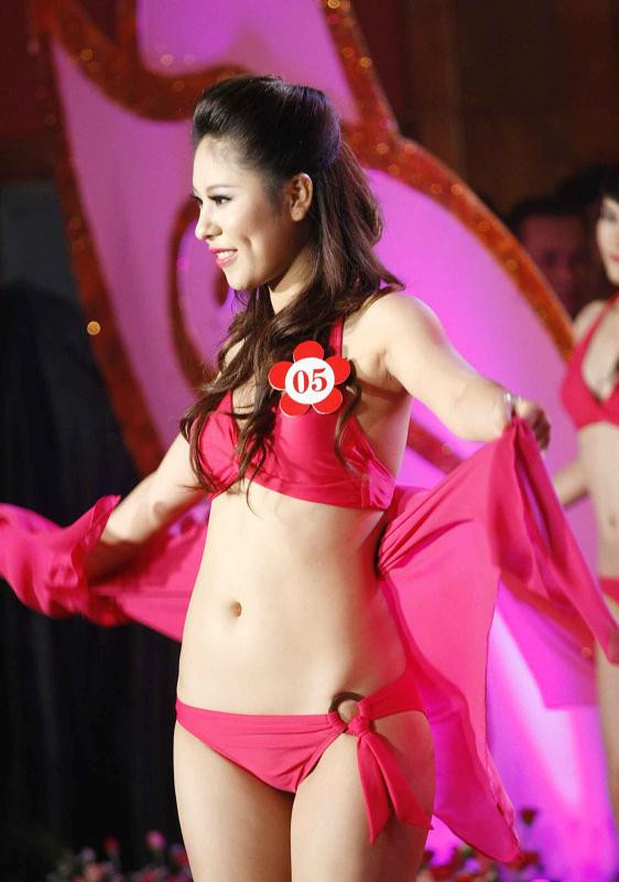 Tuy có phần bối rối khi trình diễn bikini trước đông đảo khán giả nhưng các thí sinh đã nhanh chóng lấy lại được sự tự tin Tuy có phần bối rối khi trình diễn bikini trước đông đảo khán giả nhưng các thí sinh đã nhanh chóng lấy lại được sự tự tin