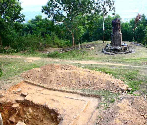 Chùa Dạm (hay còn gọi là Đại Phúc Tự) thuộc xã Nam Sơn, Tp.Bắc Ninh, được khởi dựng năm 1086 dưới triều Lý. 8 năm sau ngôi chùa được hoàn thành với quy mô rộng lớn gồm: 3 cây tháp đá lớn được trạm khắc rồng tinh xảo và 12 tòa nhà (còn được gọi là Nhị thập lâu đài).