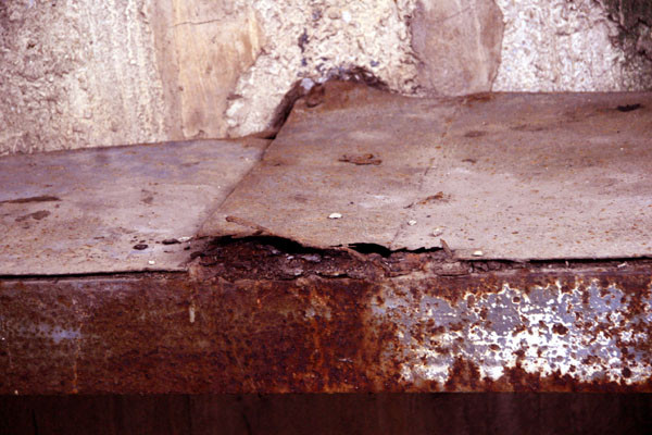 Các thanh sắt han gỉ này có thể sẽ rất nguy hiểm nếu có sức nặng của con người Các thanh sắt han gỉ này có thể sẽ rất nguy hiểm nếu có sức nặng của con người