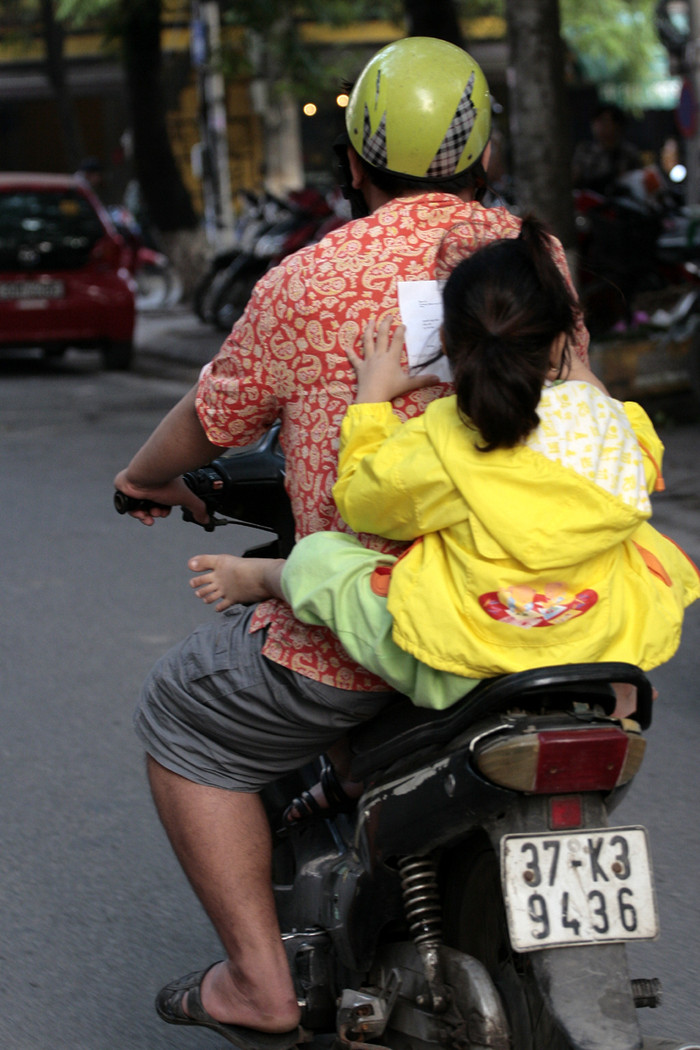 Không hiểu bố cháu bé này có biết con gái mình đang ngồi vắt vẻo quá nguy hiểm không? Không hiểu bố cháu bé này có biết con gái mình đang ngồi vắt vẻo quá nguy hiểm không?