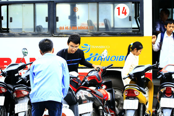 Một bãi gửi xe áp sát tại đúng điểm đỗ xe bus bên Hồ Gươm khiến những người đi xe bus rất khó khăn khi phải len qua bãi này mới ra được đường.