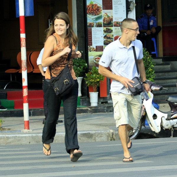 Một việc dường như rất đơn giản là đi bộ qua đường đối với người nước ngoài nhưng thực tế thì ở Hà Nội cũng giống như một hành trình đầy mạo hiểm vì chỉ cần sơ xảy là "dính đòn" Một việc dường như rất đơn giản là đi bộ qua đường đối với người nước ngoài nhưng thực tế thì ở Hà Nội cũng giống như một hành trình đầy mạo hiểm vì chỉ cần sơ xảy là "dính đòn"