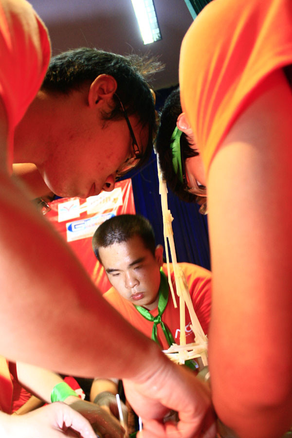 Phía trên sân khấu, các bạn sinh viên tiếp tục "vật lộn" với những chướng ngại vật Phía trên sân khấu, các bạn sinh viên tiếp tục "vật lộn" với những chướng ngại vật