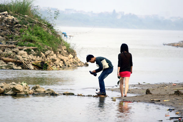 Các bạn trẻ đang đùa giỡn với “hà bá” rình rập Các bạn trẻ đang đùa giỡn với “hà bá” rình rập