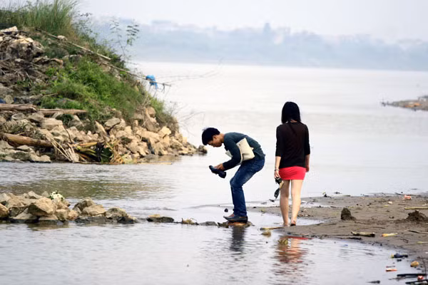 Các bạn trẻ đang đùa giỡn với “hà bá” rình rập