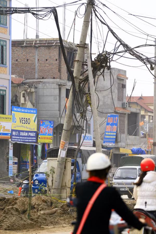 Trong khi đó, trên đoạn đường Cầu Diễn đến ĐH Công Nghiệp, những chiếc cột điện cũng đang rất tích cực "tạo dáng" dọa người đi đường Trong khi đó, trên đoạn đường Cầu Diễn đến ĐH Công Nghiệp, những chiếc cột điện cũng đang rất tích cực "tạo dáng" dọa người đi đường