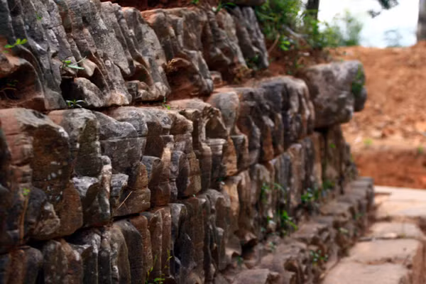 Phần cao nhất là 1,56m với các lớp đá xếp chồng lên nhau có trang trí hoa văn thủy ba (sóng nước), kỹ thuật ghép đá mộng đuôi cá, đổ chì liên kết vững chắc.