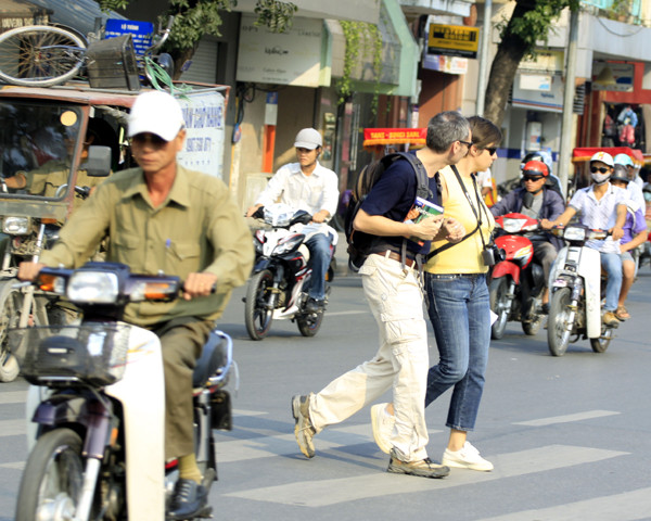 Mắt ngó liên tục giữa dòng xe nườm nượp Mắt ngó liên tục giữa dòng xe nườm nượp