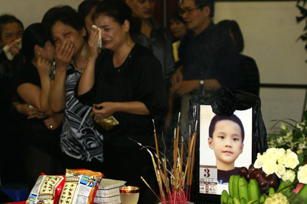 Trong nhà tang lễ, hương nghi ngút cùng những vòng hoa trắng, những di ảnh và 2 chiếc quan tài làm người đến viếng không cầm nổi nước mắt. Trong nhà tang lễ, hương nghi ngút cùng những vòng hoa trắng, những di ảnh và 2 chiếc quan tài làm người đến viếng không cầm nổi nước mắt.