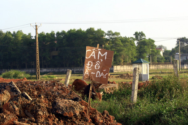 Càng cấm lại càng đổ đã trở thành thói quen của người Hà Nội chăng? Càng cấm lại càng đổ đã trở thành thói quen của người Hà Nội chăng?