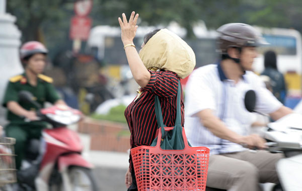 Rất nhiều vụ tai nạn thương tâm đã xảy ra với những người cao tuổi thời gian gần đây nhưng những hình ảnh này vẫn thường xuyên diễn ra