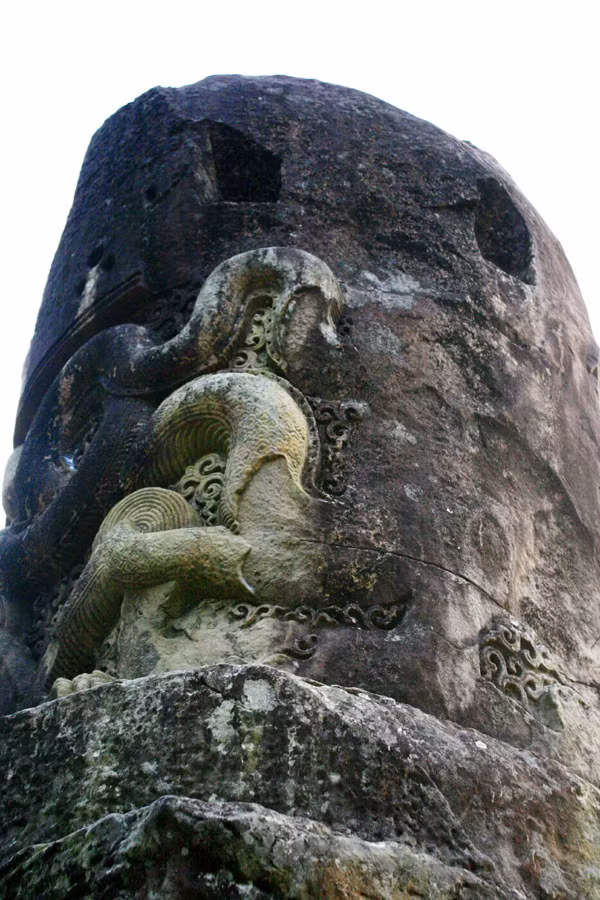 Cột biểu đá tượng trưng cho trời đất, sinh thực khí