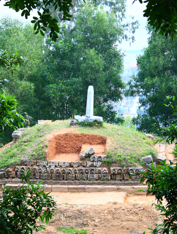 Theo TS Lê Đình Phụng - chủ trì nhóm thám sát chùa Dạm, Bắc Ninh, khi khai quật gò đất nằm đối xứng với cột đá chùa Dạm (cấp nền thứ hai), nhóm khai quật đã làm phát lộ toàn bộ móng tháp đá. Tháp đá này có bình đồ vuông 8,4x8,4m, cửa mở hướng đông.