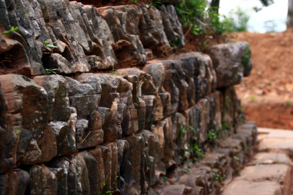 Phần cao nhất là 1,56m với các lớp đá xếp chồng lên nhau có trang trí hoa văn thủy ba (sóng nước), kỹ thuật ghép đá mộng đuôi cá, đổ chì liên kết vững chắc.