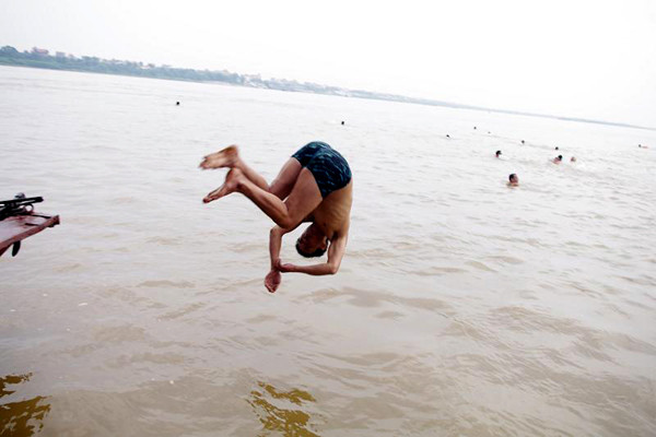 Nhào ầm ầm từ trên chiếc thuyền xuống thằng dòng sông Hồng đang chảy xiết Nhào ầm ầm từ trên chiếc thuyền xuống thằng dòng sông Hồng đang chảy xiết