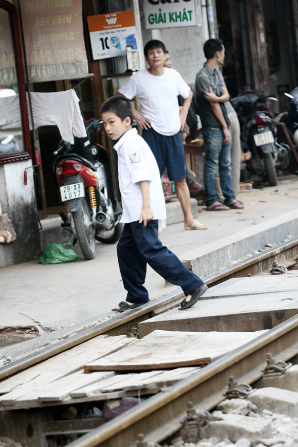 Trẻ em tung tăng trên đường sắt mà không hề được người lớn nhắc nhở Trẻ em tung tăng trên đường sắt mà không hề được người lớn nhắc nhở