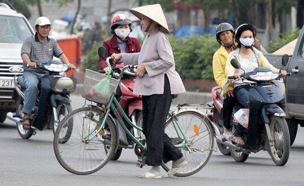 Cụ bà thoải mái dắt xe đạp "tạt đầu" xe máy, ô tô