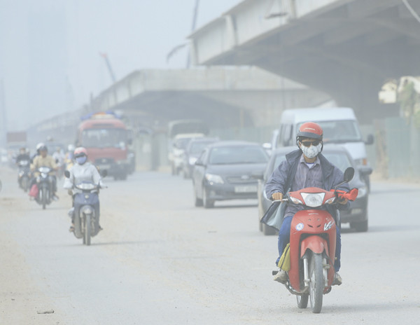 Người nào đi qua đoạn đường này cũng phải bịt khẩu trang kín mít, đeo kính và mặc áo dài tay để chống bụi Người nào đi qua đoạn đường này cũng phải bịt khẩu trang kín mít, đeo kính và mặc áo dài tay để chống bụi
